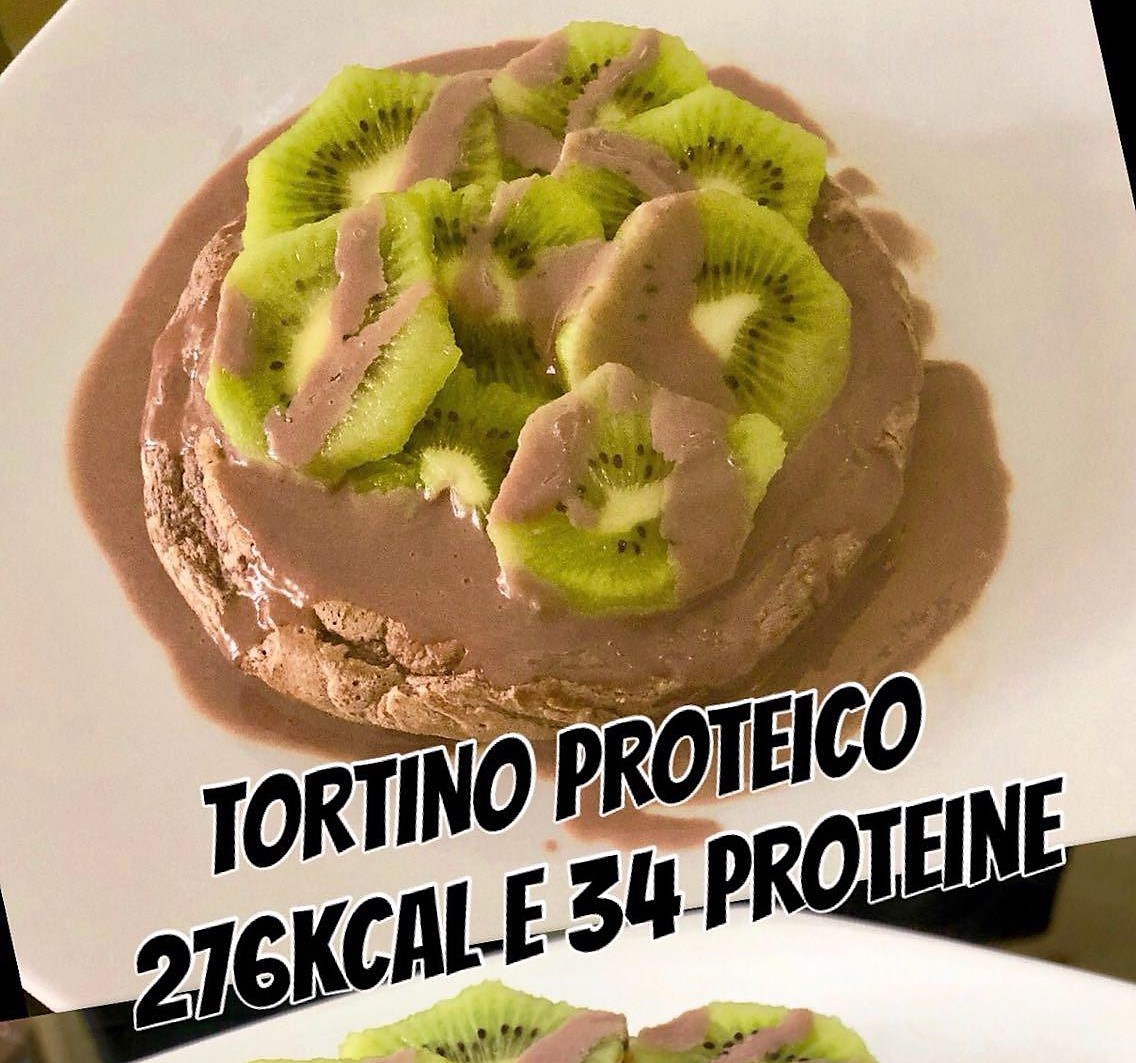 Idea per Torte e Biscotti Proteici al Cioccolato - DOLCI E PROTEINE - Ecco la proposta dolciaria di Barbara; ricetta per tortino proteico con guarnizione di frutta (in questo caso, kiwi).